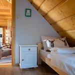 Ciwers Z Balia W Ogrodzie Na Wylacznosc Апартаменты